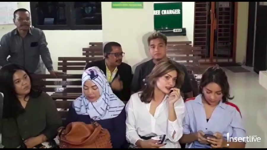 Meski sudah putus, Billy Syahputra dan Hilda Vitria tampak kompak menghadiri sidang perdana kasus Kriss Hatta.