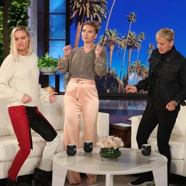 Ekspresi Brie Larson & Scarlett Johansson Lihat Tato di Tubuh Fans Avengers