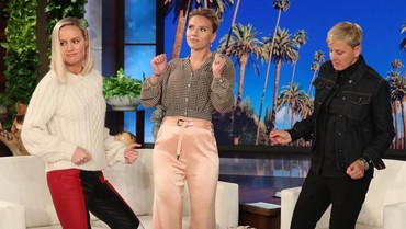 img-title Ekspresi Brie Larson & Scarlett Johansson Lihat Tato di Tubuh Fans Avengers