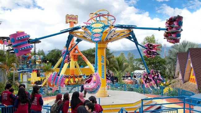 Dunia Fantasi (Dufan) dipadati pengunjung pada hari kedua lebaran 2022 yang jatuh pada Selasa (3/5). Berikut gambarannya.