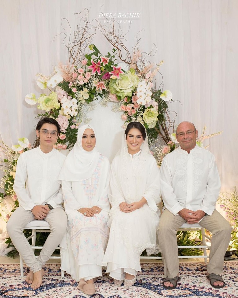 Iris Bella dan Ammar Zoni baru saja menggelar pengajian jelang pernikahannya. Acara digelar dengan konsep serba putih yang khidmat dan mengharukan.
