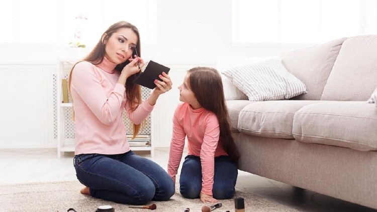 Liburan membuat Bunda harus pintar pilih makeup look. Tujuannya biar enggak mudah luntur ya, Bun, kalau terkena panas dan keringat.
