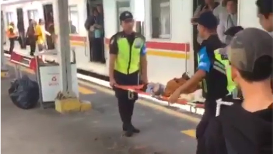 Ibu tersebut diketahui mengalami kontraksi saat tiba di stasiun UI.