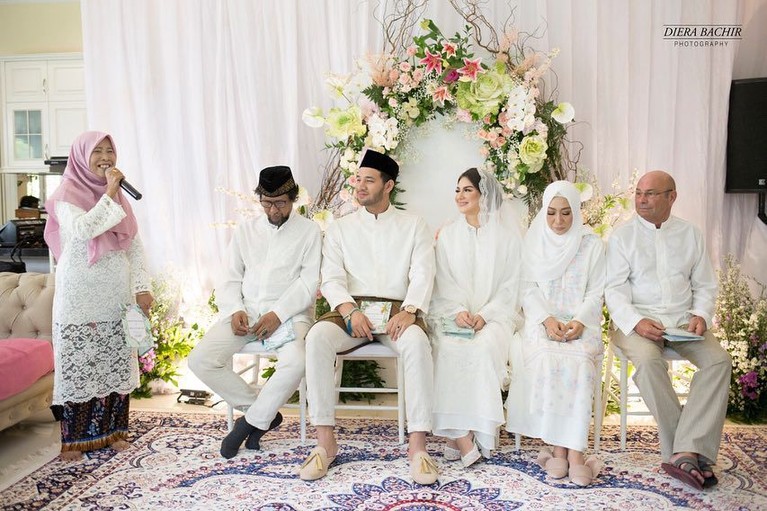 Iris Bella dan Ammar Zoni baru saja menggelar pengajian jelang pernikahannya. Acara digelar dengan konsep serba putih yang khidmat dan mengharukan.