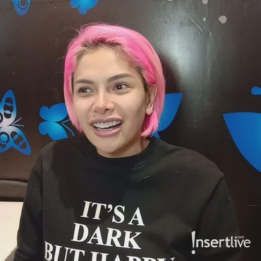 Nikita Mirzani Unggah Foto Anaknya Ngaji, Netizen: Emaknya Pamer Paha