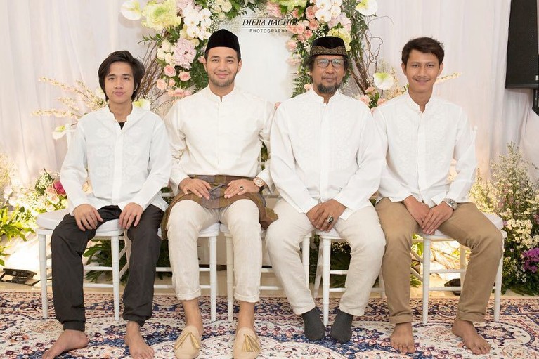 Iris Bella dan Ammar Zoni baru saja menggelar pengajian jelang pernikahannya. Acara digelar dengan konsep serba putih yang khidmat dan mengharukan.