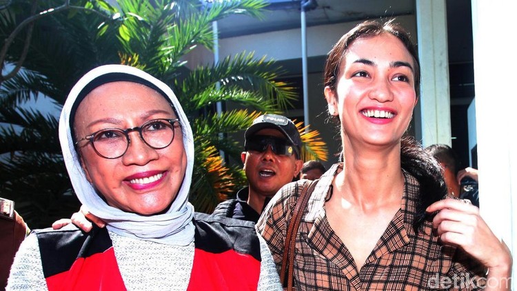 Atiqah Hasiholan memboyong keluarganya untuk rayakan ultah ke-70 sang ibu, Ratna Sarumpaet.