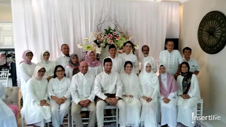 Irish Bella dan Ammar Zoni akan segera melaksanakan pernikahan pada hari Minggu (28/4) mendatang. Jelang hari bahagia itu, keduanya menggelar pengajian.