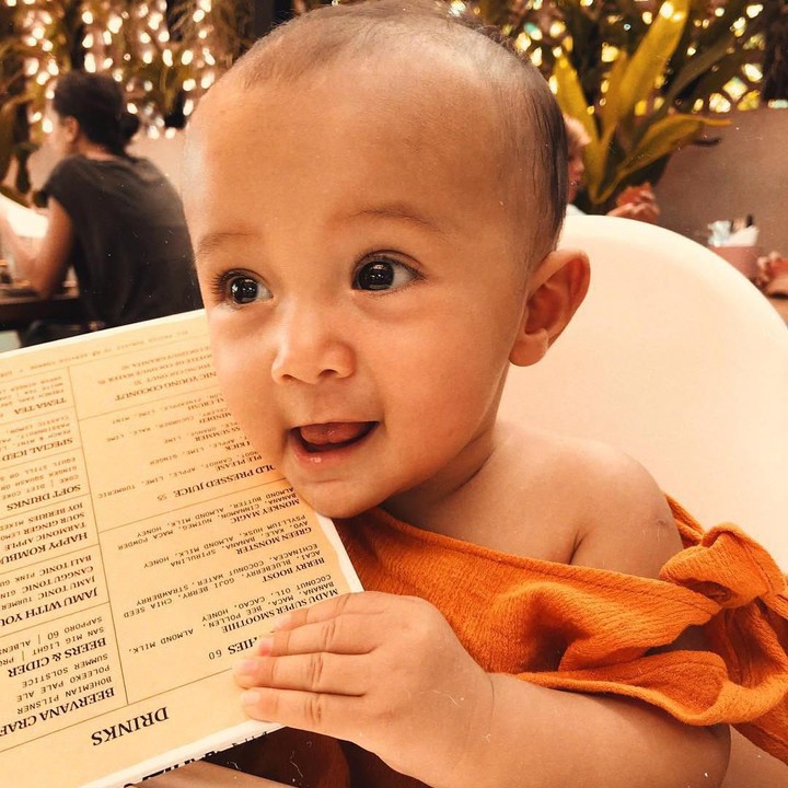 <p>Wah, Surinala mau pesan apa nih? Terbalik gitu pegang menunya, he-he-he. (Foto: Instagram @putrimarino)</p>