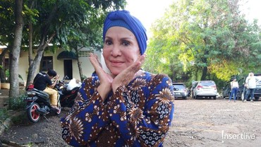img-title Masih Eksis Di Usia Tua, Mpok Atiek Beberkan Rahasianya