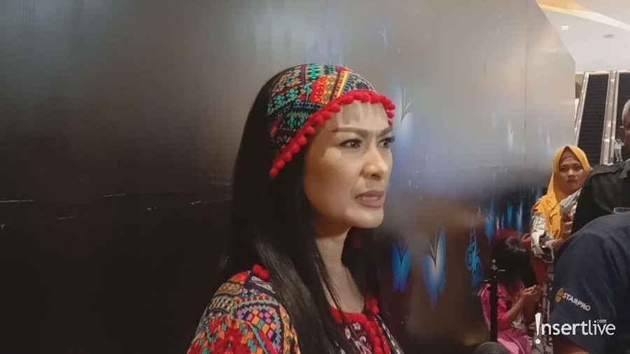 iis Dahlia kehilangan uang tunai senilai Rp235 juta saat berlibur di London, Inggris.