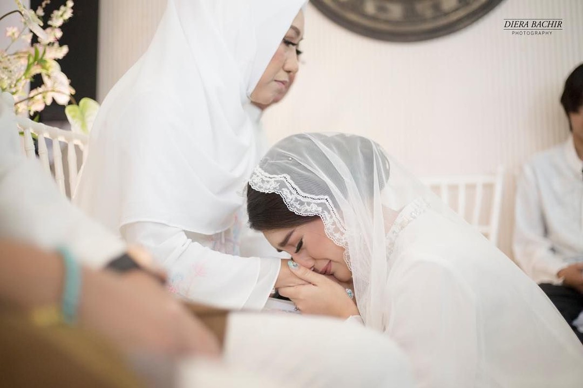 Iris Bella dan Ammar Zoni baru saja menggelar pengajian jelang pernikahannya&period; Acara digelar dengan konsep serba putih yang khidmat dan mengharukan&period;