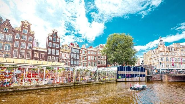 Toko bunga terakhir di Bloemenmarkt, Amsterdam, Belanda, harus gulung tikar karena pengunjung hanya datang untuk berfoto.