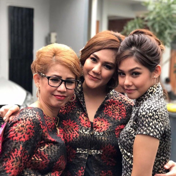 Nah, ini potret Vanesha, Sissy, dan Bunda Ida Hannas. Mereka bertiga mirip ya? Cantik-cantik! (Foto: Instagram @idahannas)