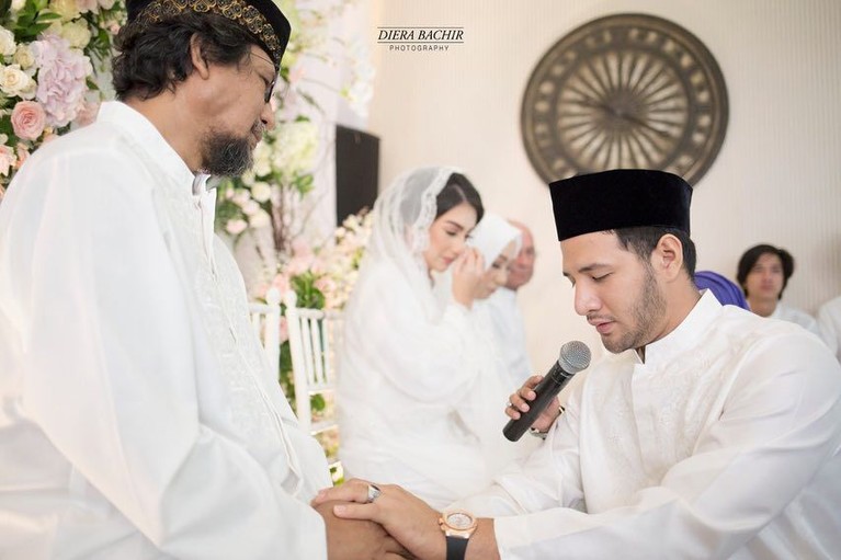 Tangisan Irish Bella-Ammar Zoni Jelang Pernikahan Iris Bella dan Ammar Zoni baru saja menggelar pengajian jelang pernikahannya. Acara digelar dengan konsep serba putih yang khidmat dan mengharukan.