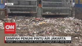 VIDEO: Sampah Penuhi Pintu Air Jakarta