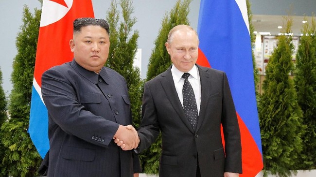 Presiden Rusia, Vladimir Putin, menyatakan dukungannya untuk upaya perdamaian di Semenanjung Korea saat bertemu dengan Kim Jong-un pada Kamis (25/4).