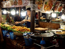 Bangkok Tertibkan Trotoar, Street Food Terancam Tergusur