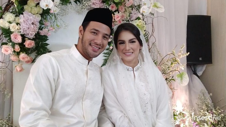 Irish Bella dan Ammar Zoni akan segera melaksanakan pernikahan pada hari Minggu (28/4) mendatang. Jelang hari bahagia itu, keduanya menggelar pengajian.