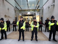 Demo Anti-Vaksin di London Berujung Ricuh, 4 Polisi Terluka