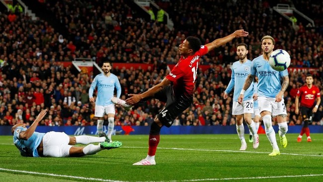 Legenda hidup Manchester United, Gary Neville, membela Jesse Lingard yang bercanda cabul saat berlibur di Amerika Serikat.