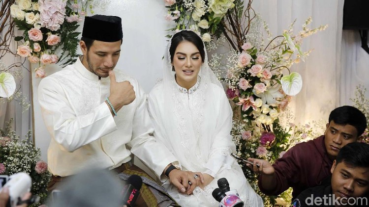 Ammar Zoni tak kuasa menahan isak tangis saat menggendong jasad Ayura dan Ayuna hingga ke liang lahat. Momen mengharukan terekam kamera saat di pemakaman.
