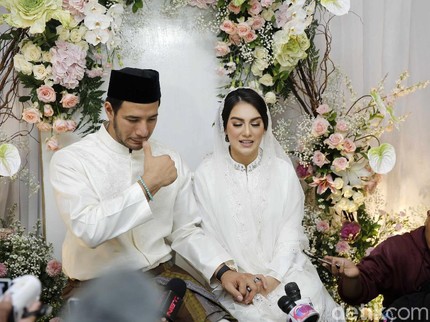 Detik-detik Ammar Zoni Gendong Jenazah Anak ke Liang Lahat