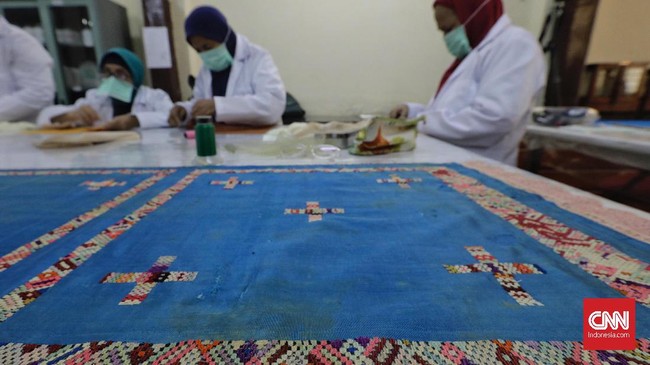 Asosiasi Pertekstilan Indonesia mengungkap industri tekstil dan produk tekstil (TPT) telah mengurangi jam kerja karyawan. Bahkan, 45 ribu karyawan dirumahkan.