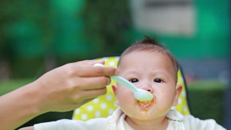 Si kecil sudah mulai konsumsi makanan padat? Wah, pastinya momen makan pertamanya menyenangkan ya, Bun!