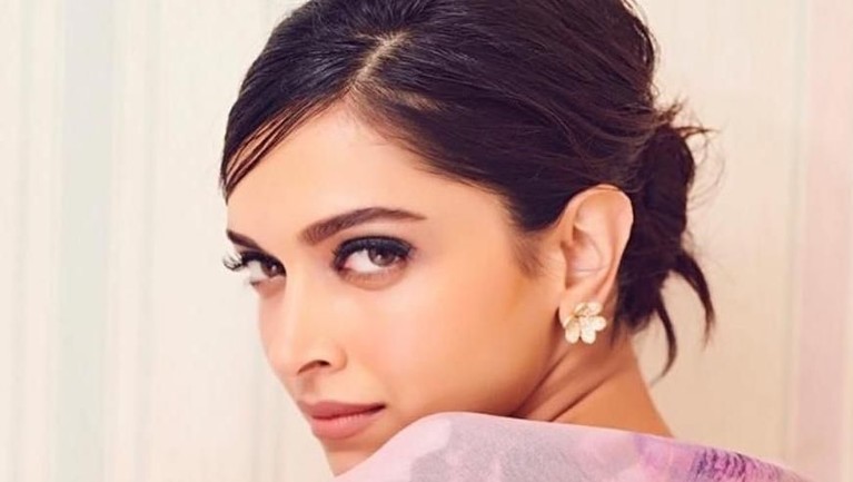 Deepika Padukone. Sama seperti Miley, aktris dengan bayaran tertinggi di India ini disebut memiliki jumlah followers palsu hingga 45%.
