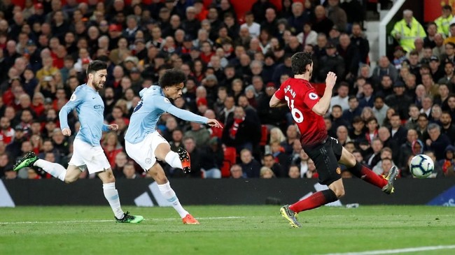 Manchester United menggunakan skema permainan yang tidak umum saat dikalahkan Manchester City di Old Trafford, Kamis (25/4) dini hari WIB.