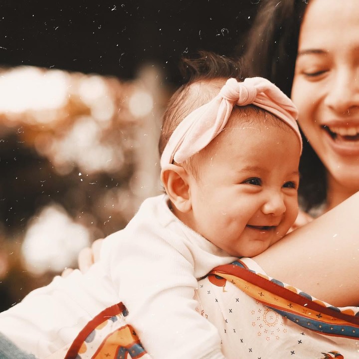 <p>Putri Marino melahirkan anak pertamanya pada 24 September 2018. Si kecil diberi nama yang sangat indah, Surinala Carolina Jarumillind. (Foto: Instagram @putrimarino)</p>