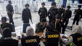 FOTO : Mereka Berkorban untuk Pesta Demokrasi Seratus lebih petugas meninggal saat bertugas di Pemilu 2019. Ratusan lainnya sakit diduga keletihan karena proses panjang pemungutan dan perhitungan suara.