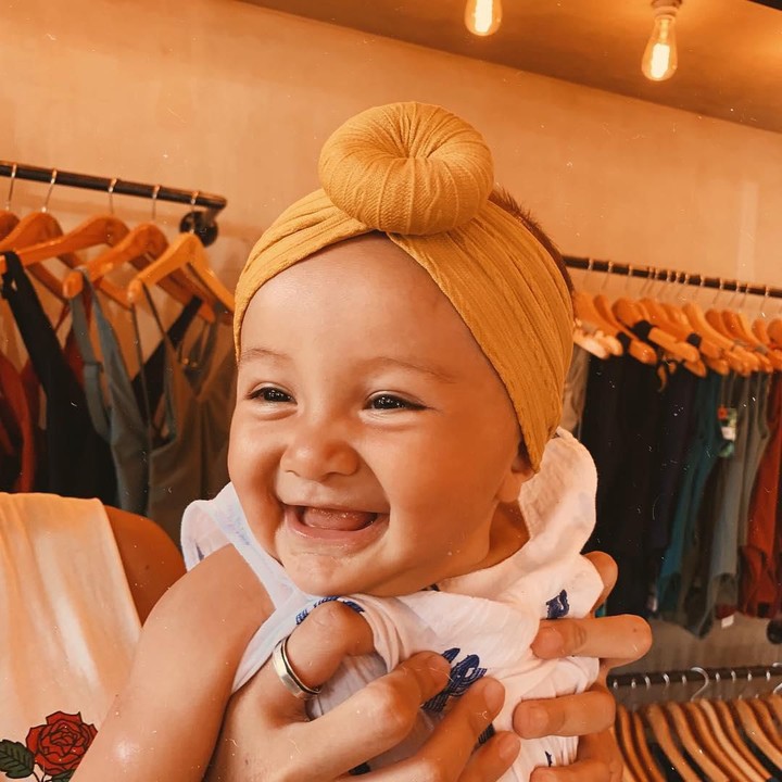 <p>Ketawanya semringah banget. Surinala makin imut deh pakai bandana bercepol gitu. (Foto: Instagram @putrimarino)</p>
