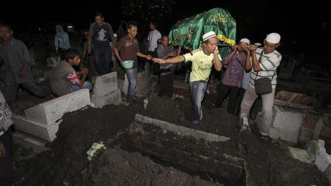 KPU soal KPPS Diracun: Semoga Pembuat Hoaks Diampuni Allah KPU meminta para petugas di lapangan fokus melakukan rekapitulasi suara, ketimbang melayani soal isu racun di balik banyak meninggalnya petugas KPPS.