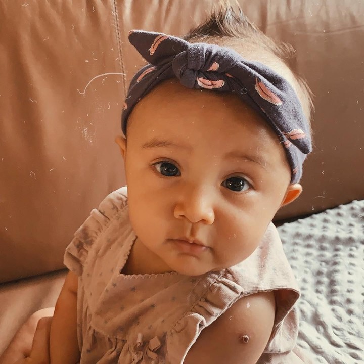 <p>Ekspresinya bikin gemas! Foto ini diunggah sang mama saat Surinala genap berusia empat bulan. (Foto: Instagram @putrimarino)</p>