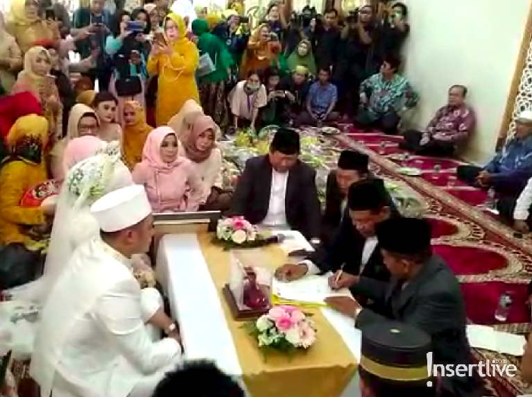 Muzdalifah dan Fadel Islami melangsungkan pernikahan pada hari ini, Jumat (26/4). Ini menjadi pernikahan keempat wanita berusia 40 tahun itu.