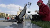 NYALANG: Menatap Ruang dan Lekuk-lekuk Ilusi Dalam foto unik pilihan CNNIndonesia.com pekan ini, ada pemandian terbuka di Berlin, kuda-kuda dari Nepal, dan mekar bunga-bunga tulip di Belanda.