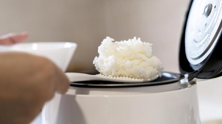 3 Tips Penting Menghangatkan Nasi di Rice Cooker Beberapa Bunda kerap menghangatkan nasi sisa yang sebelumnya disimpan di kulkas. Termasuk menghangatkan dengan rice cooker.