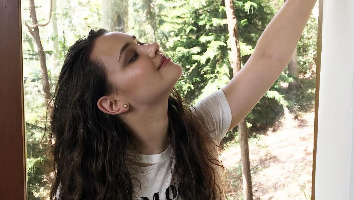 Katherine Langford sempat diisukan bermain dalam film Avengers&colon; Endgame&comma; namun ternyata perannya di film itu hanya rumor&period; Berikut ini 7 foto Katherine Langford&period;