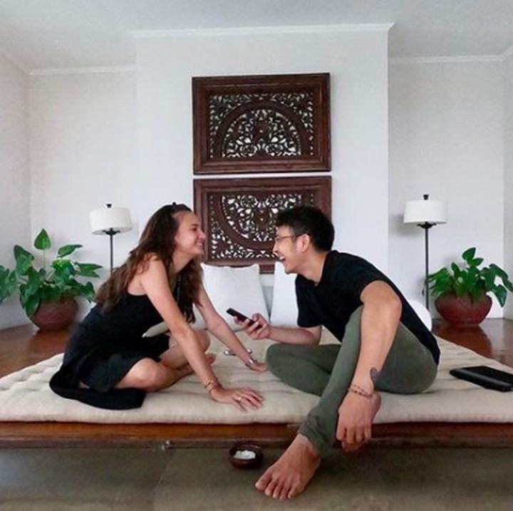 Tak perlu jauh-jauh liburan ke luar negeri, Dimas dan Nadine juga terlihat enjoy saat menginap di sebuah hotel di Jakarta. (Foto: Instagram @nadinelist) 