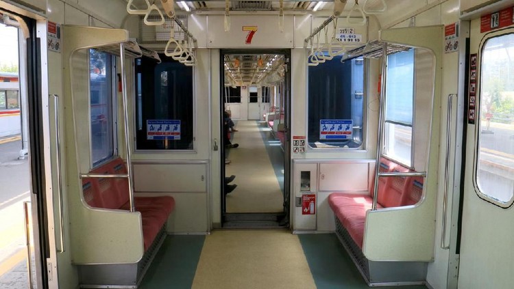 Seorang ibu muda melahirkan saat berada di atas KRL Commuter Line.