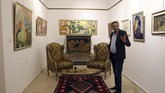 FOTO: Geliat Seni di Tengah Kecamuk Perang Tripoli Tak seperti kebanyakan warga Libya yang memilih pindah karena kota tua Tripoli terbengkalai akibat perang, Mustafa Iskandar justru membuka galeri seni.