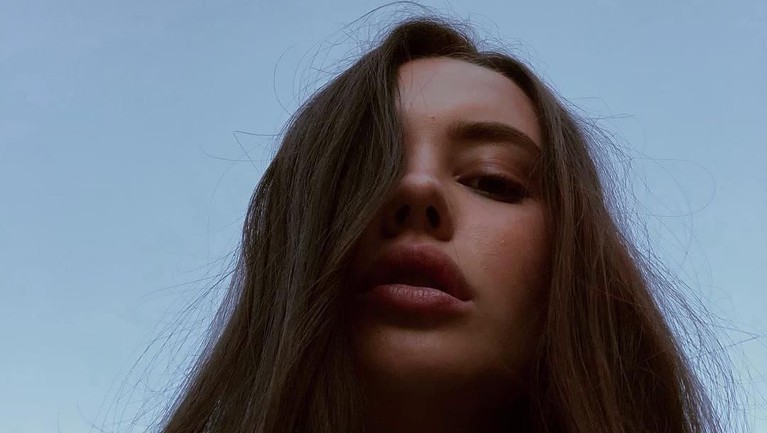 Katherine Langford sempat diisukan bermain dalam film Avengers: Endgame, namun ternyata perannya di film itu hanya rumor. Berikut ini 7 foto Katherine Langford.