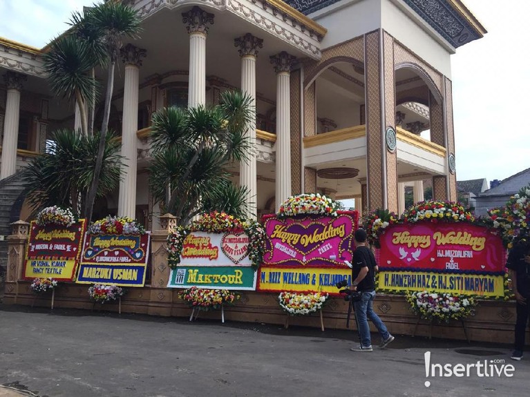 Muzdalifah dan Fadel Islami melangsungkan pernikahan pada hari ini, Jumat (26/4). Ini menjadi pernikahan keempat wanita berusia 40 tahun itu.