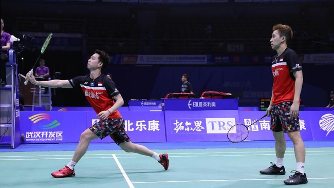Kevin/Marcus takluk dari duet Jepang, Hiroyuki Endo/Yuta Watanabe, dalam dua set. Keduanya kerap melakukan kesalahan, terutama di babak kedua.