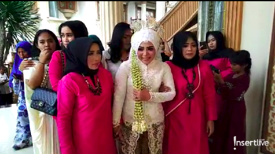 Muzdalifah resmi menikah dengan Fadel Islami pada Jumat (26/4).