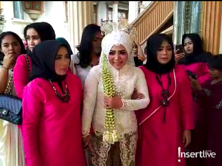 Momen Pernikahan Keempat Muzdalifah Muzdalifah dan Fadel Islami melangsungkan pernikahan pada hari ini, Jumat (26/4). Ini menjadi pernikahan keempat wanita berusia 40 tahun itu.