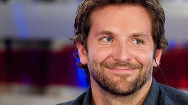 img-title Ngeri, Bradley Cooper Ditodong Pisau Saat Jemput Anak ke Sekolah