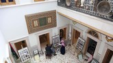 FOTO: Geliat Seni di Tengah Kecamuk Perang Tripoli Tak seperti kebanyakan warga Libya yang memilih pindah karena kota tua Tripoli terbengkalai akibat perang, Mustafa Iskandar justru membuka galeri seni.